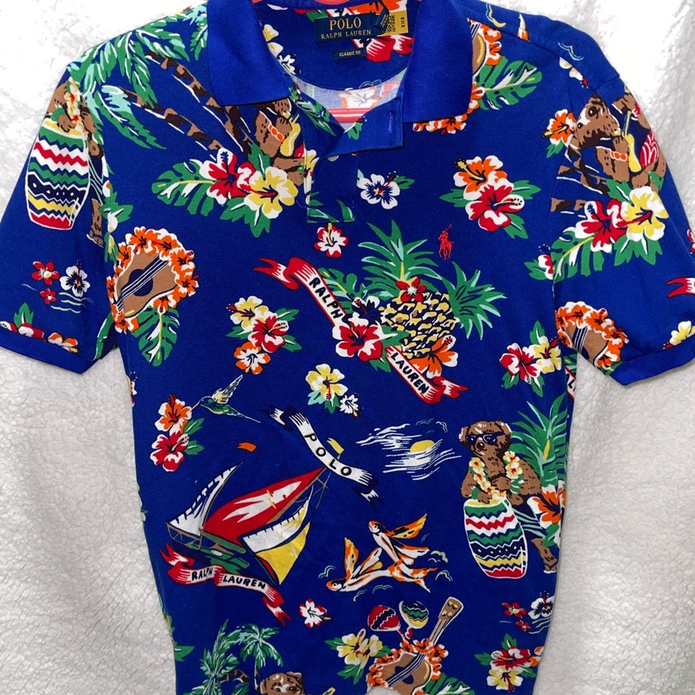 Only fit in small,it’s in good condition! not brand new but it’s clean